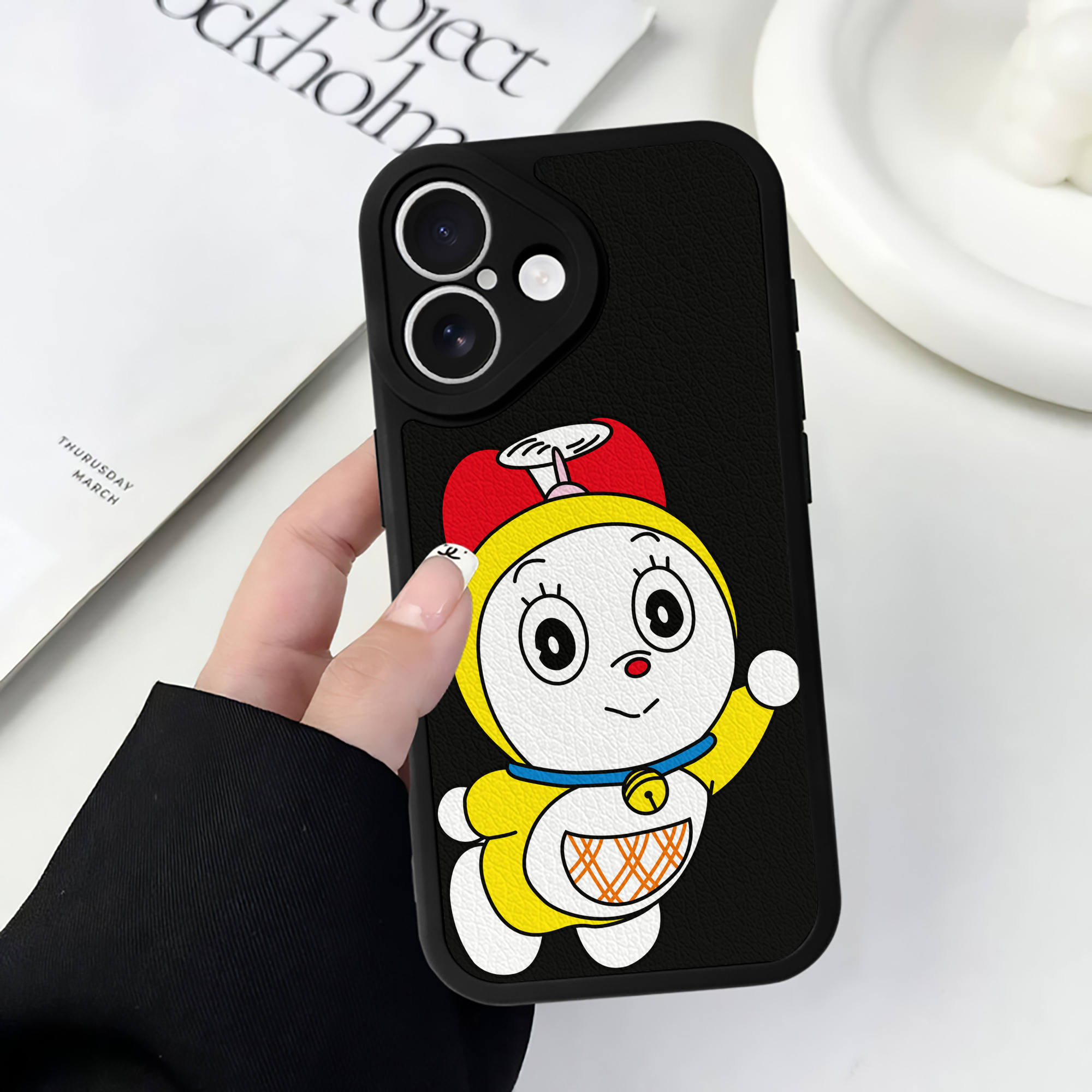 （画像用） ドラえもん ドラミ Doraemon Dorami 【iPhone 16シリーズ対応】シリコンスマホケース（レザー調） 材質：シリコン